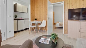 Un apartamento moderno con cocina, comedor y sala de estar.
