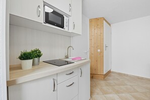 Geladeira, cafeteira/chaleira, torradeira