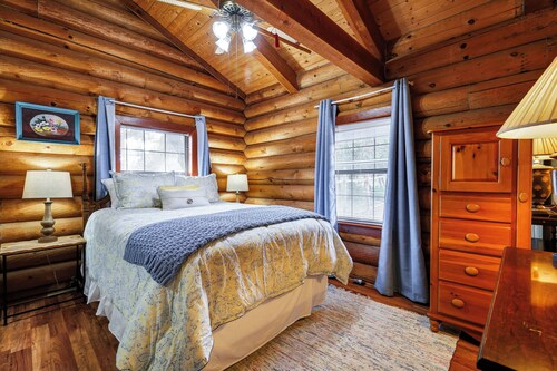 Canyon Lake Haven Cabin Hot Tub Yard BBQ Fire Pit