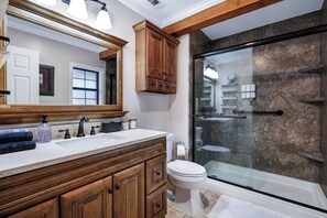 Hair dryer, towels, shampoo, toilet paper - Canyon Lake Haven Cabin Hot Tub Yard BBQ Fire Pit (Canyon Lake)