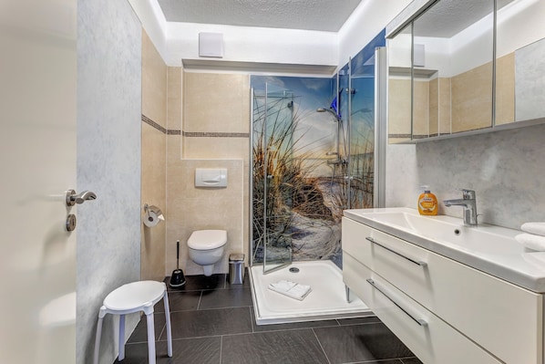 Hair dryer - Stranddistel Haus Gudrun family suite 2 with 77 m², WLAN and 2 bathrooms (Zinnowitz)