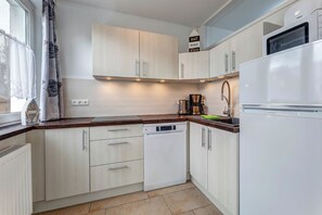 Réfrigérateur, micro-ondes, plaque de cuisson, cafetière/bouilloire