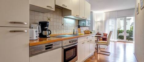 Køleskab, mikrobølgeovn, ovn, kogeplade