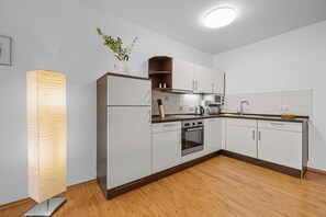 冰箱、微波炉、烤箱、炉灶