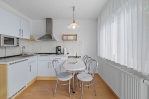 Réfrigérateur, micro-ondes, cafetière/bouilloire, grille-pain