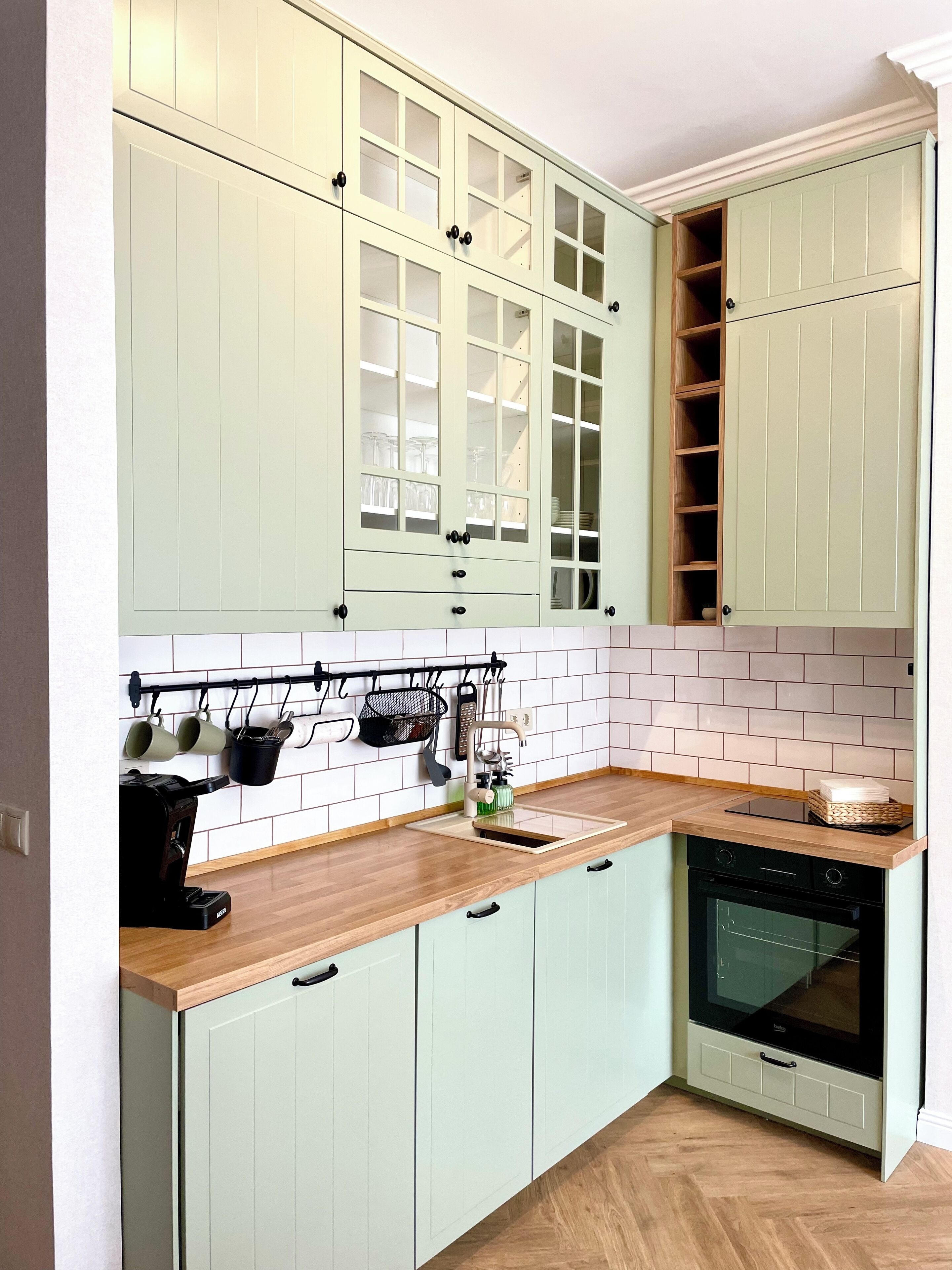 Ovn, kokeplater, oppvaskmaskin og kaffetrakter/tekoker