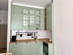 Oven, stovetop, dishwasher, coffee/tea maker