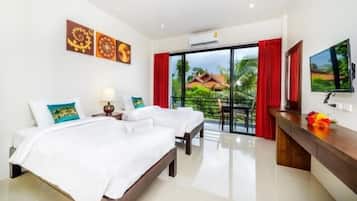 Family Studio Suite, Mountain View | Desk, free WiFi