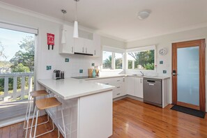 冰箱、微波炉、烤箱、炉灶