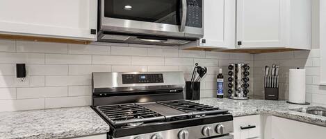 Réfrigérateur, micro-ondes, four, plaque de cuisson