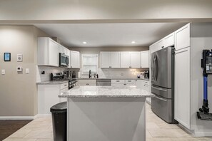 Fridge, microwave, oven, stovetop - Adorable OP Home w/King Beds_Perfect for Families (Overland Park)