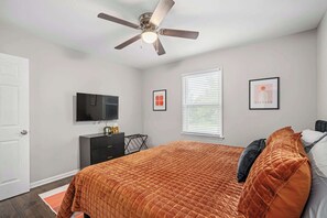 5 bedrooms, iron/ironing board, travel cot, WiFi - Adorable OP Home w/King Beds_Perfect for Families (Overland Park)