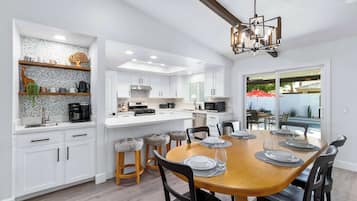 Fridge, oven, stovetop, dishwasher