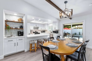 Réfrigérateur, un four, surface de cuisson, lave-vaisselle