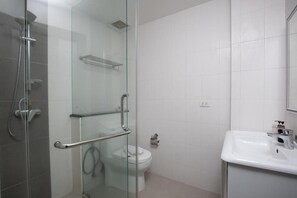 Shower, hair dryer, towels, soap - Patong Expat Hotel  (Patong)
