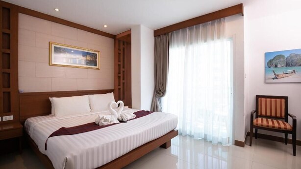 ตู้นิรภัยในห้องพัก, โต๊ะทำงาน, ผ้าม่านกันแสง, Wi-Fi ฟรี