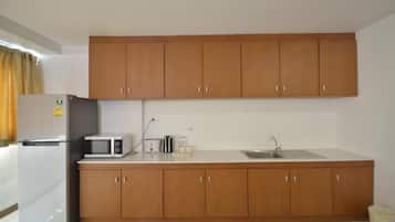 Suite Ville, vue ville | Coffres-forts dans les chambres, bureau, rideaux occultants