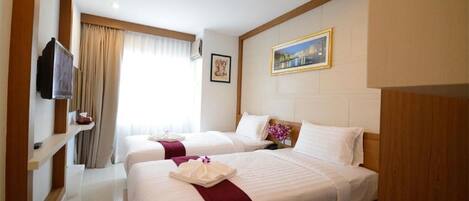 Caja de seguridad en la habitación, escritorio y cortinas blackout