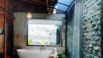 Deluxe-Villa, Balkon, Gartenblick | Badezimmer