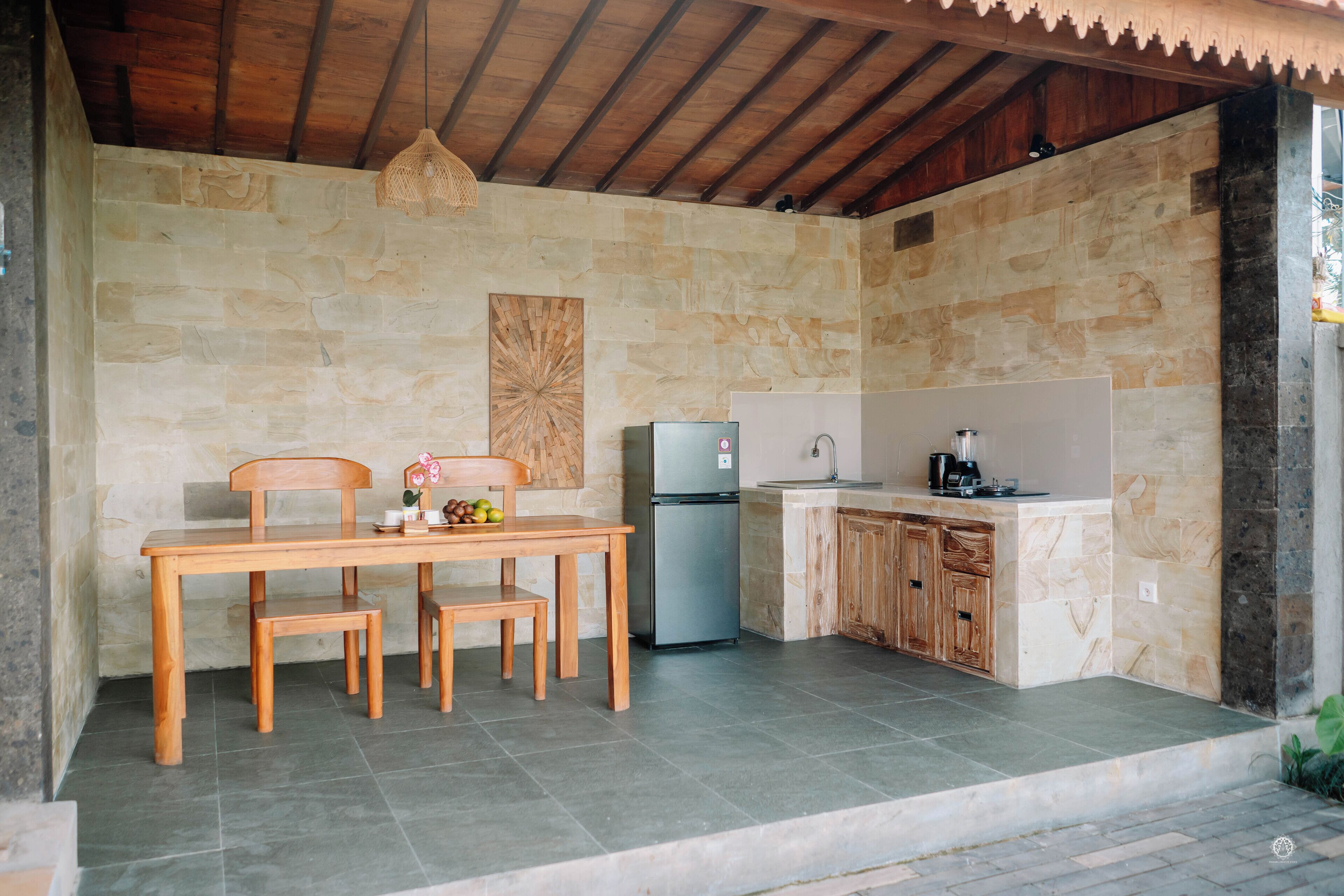 Plaque de cuisson, batterie de cuisine, vaisselle et ustensiles