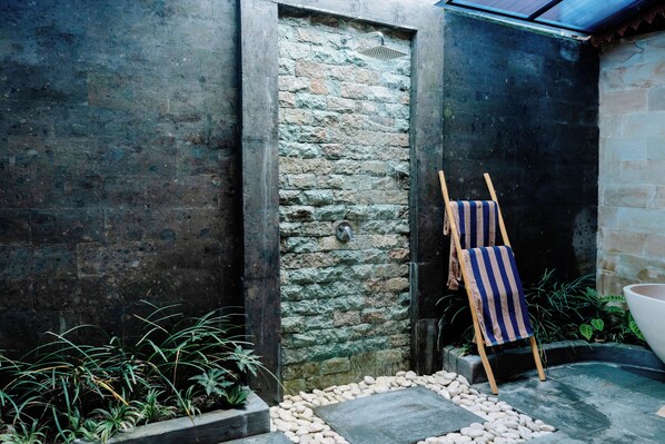 Deluxe villa, balkon, uitzicht op tuin | Badkamer | Een aparte badkuip en douche, gratis toiletartikelen, een haardroger