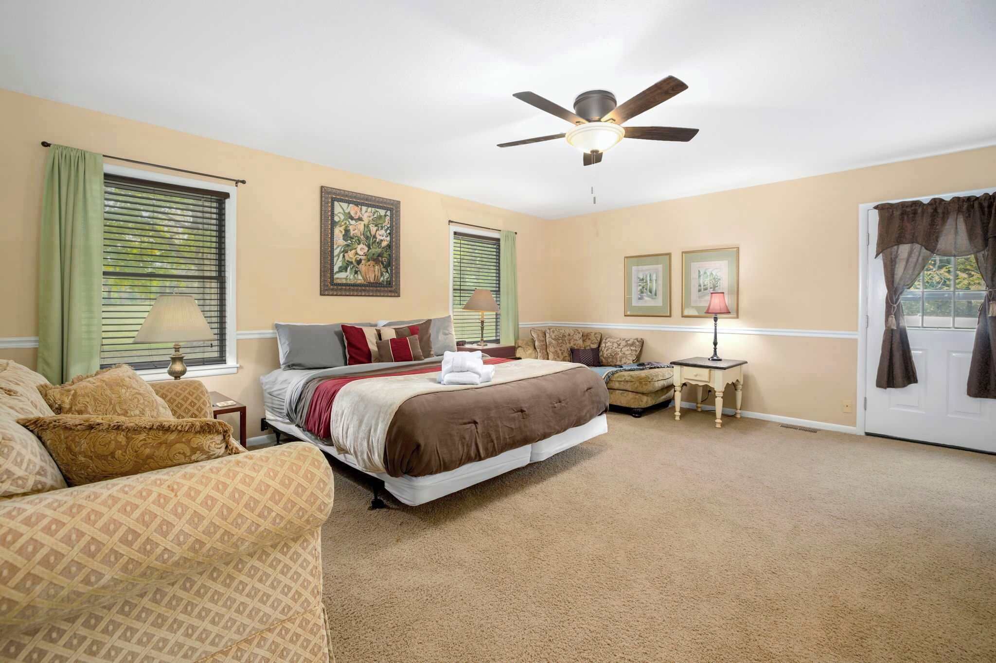 5 bedrooms, iron/ironing board, WiFi, bed sheets