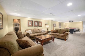 Televisio, takka, DVD-soitin, työhuone