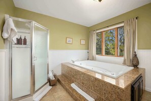 Douche, sèche-cheveux, serviettes fournies