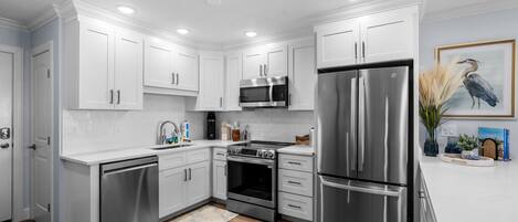 Frigorifero, microonde, forno, piano cottura