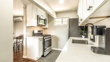 Eigene Küche | Großer Kühlschrank, Mikrowelle, Ofen, Herdplatte