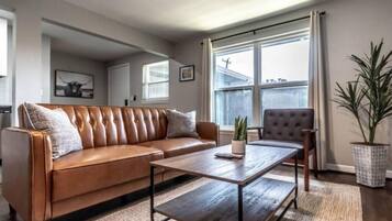 Apartment, 1 Bedroom, Kitchen, City View | Living area