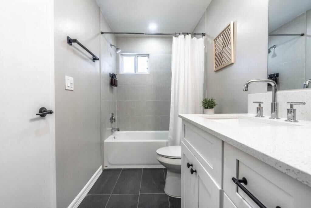 Separate tub and shower, free toiletries, hair dryer, towels