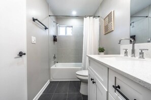 Leilighet, 1 soverom, kjøkken, byutsikt | Bad | Separat badekar og dusj, toalettartikler (inkludert) og hårføner