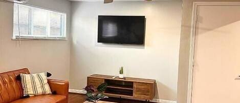 Apartment, 1 Bedroom, Kitchen, City View | Living area