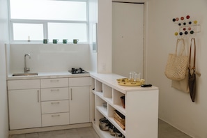 Kühlschrank, Mikrowelle, Herdplatte, Wasserkocher mit Kaffee-/Teezubehör