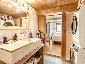 3 室のベッドルーム、アイロン / アイロン台、WiFi、ベッドシーツ