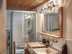 Douche, sèche-cheveux, serviettes fournies