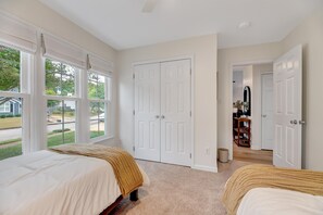 3 bedrooms, WiFi, bed sheets - Stylish WestBorough House with Fenced Yard (Raleigh)