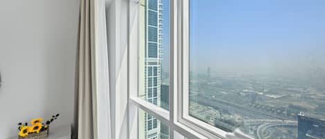 Apartamento estándar, vistas a la ciudad | Caja fuerte, decoración individual, mobiliario individual