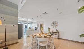 Standard Apartment, City View | In-room dining