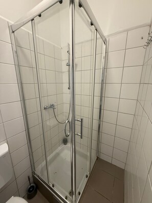 Departamento básico | Baño | Regadera, amenidades de baño gratuitas, secadora de cabello, toallas 