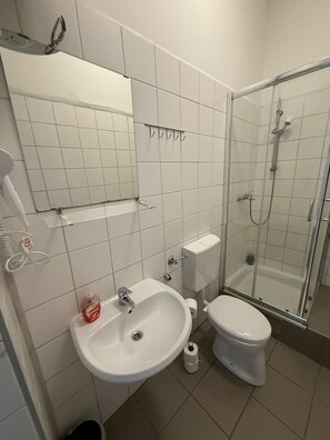 Departamento básico | Baño | Regadera, amenidades de baño gratuitas, secadora de cabello, toallas 