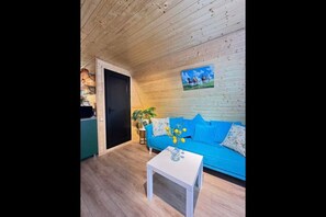 TV - Romantic Forest A-Frame • 2BR by the Sea (Tsikhisdziri)