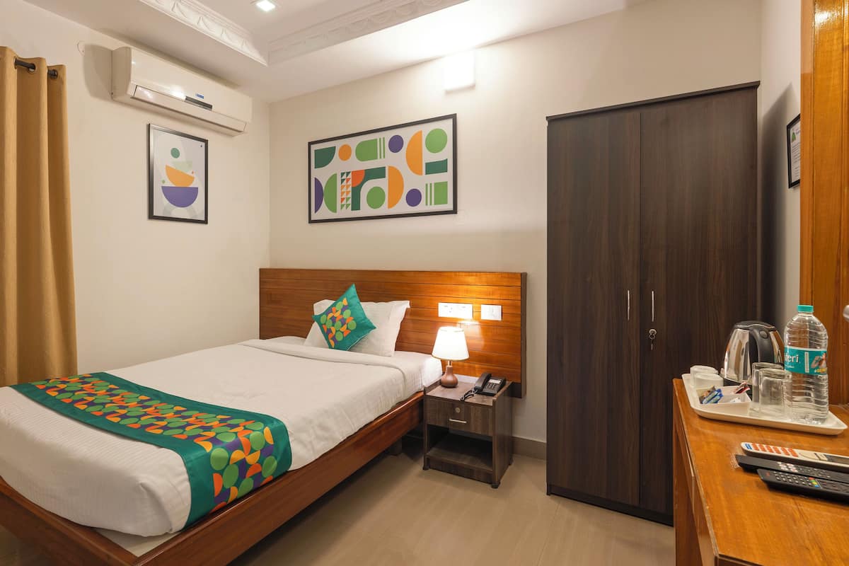 经济双人房 | 熨斗/熨衣板