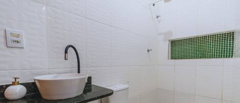 Ducha, toallas, jabón y papel higiénico