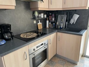 Kühlschrank, Mikrowelle, Ofen, Herdplatte