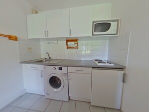 Microwave, oven, stovetop, coffee/tea maker