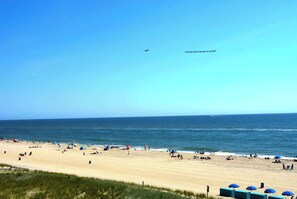 On the beach - Cute, relaxing luxury 2 bedroom oceanfront condo with an outdoor pool and a gorgeous ocean view only a few steps from the beach! (Ocean City)