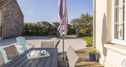 Maison de vacances à Sciotot avec jardin, proche plage et randonnées