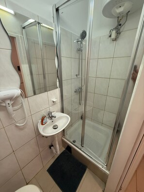 Basic-Apartment | Badezimmer | Dusche, kostenlose Toilettenartikel, Haartrockner, Handtücher